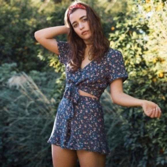 3/$25 64. American Eagle Floral Cropped Top M Short Sleeves V Neck Boho Blue - Picture 2 of 3